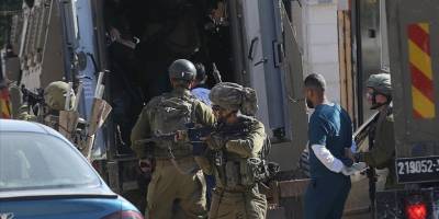 İşgal güçleri, Batı Şeria'da aralarında çocukların bulunduğu 64 kişiyi gözaltına aldı