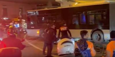 Kontrolden çıkan metrobüs 4 otomobile çarptı