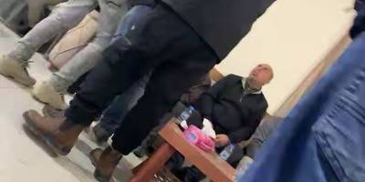 Filistinli gençler Mahmud Abbas’ın valisini taziye evinden kovdu