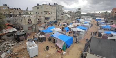 Gazzeliler evlerinin yıkıntıları üzerine çadırlar kurdu