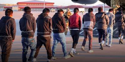 ABD göçmenleri sınır dışı etmeye başladı