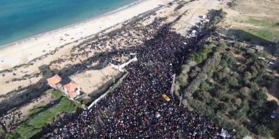 On binlerce Filistinli Gazze'nin kuzeyindeki evlerine dönmek için yola çıktı