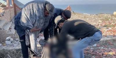Evlerine dönen Filistinliler, bölgede karşılaştıkları cesetleri toplayarak defnediyor