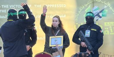 Hamas İsrailli 3 esiri şehit Yahya Sinvar’ın evinin önünde  teslim etti