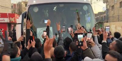 Filistinli esirleri taşıyan konvoy Batı Şeria'ya ulaştı