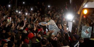 Katil İsrail, serbest bırakılan Filistinli esirlerin sevincini baskın, saldırı ve tehdit yoluyla çalmaya çalışıyor