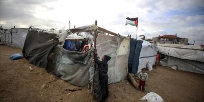 Gazze'de çadırlarda yaşamaya mahkum edilen Filistinliler, soğuk hava ve fırtına ile mücadele ediyor