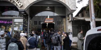 İşgalci İsrail polisi, Doğu Kudüs'te Filistinli 2 kitapçıyı gözaltına aldı