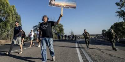 Yahudi esirlerin yakınları, Tel Aviv’de otoyolu trafiğe kapattı