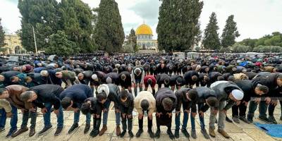 Cuma namazında Mescid-i Aksa'da 40 bin kişi toplandı