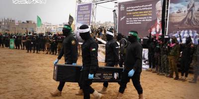 Kassam kamerasından bugün 4 Yahudi esirin cenazesinin Kızılhaç'a teslimi