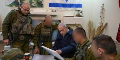 Netanyahu Batı Şeria'da işgal edilen bir evde poz verdi