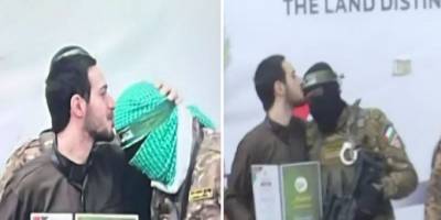 İsrailli esir ayrılmadan önce Kassam mücahitlerini alnından öptü!