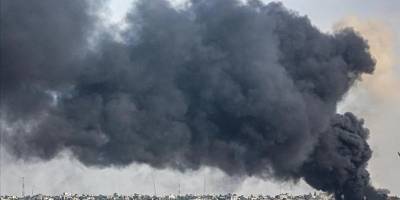 Siyonistlerin saldırıları sonucu Gazze'nin Refah kentinde bazı evlerde yangın çıktı