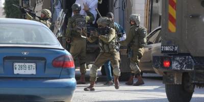 İsrail güçleri, işgal altındaki Batı Şeria'da 50 Filistinliyi gözaltına aldı