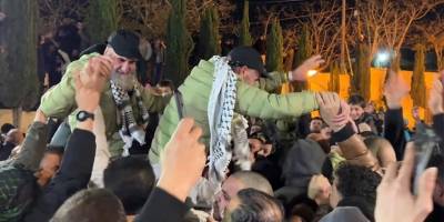 Siyonistlerin serbest bıraktığı Filistinli esirler, Ramallah'ta coşkuyla karşılandı