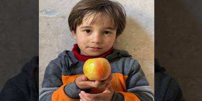 Bir çocuk bir elma ile gözlerini ve kalbini açar