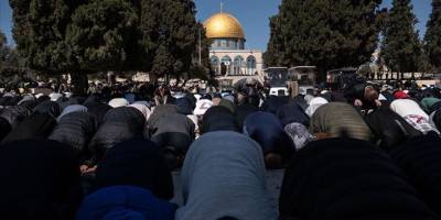 Mescid-i Aksa'da 60 bin kişi cuma namazı için saf tuttu
