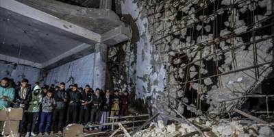 Gazzeliler, katil İsrail'in bombaladığı camilerin enkazında ilk teravih namazını kıldı