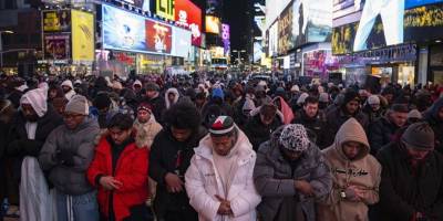ABD'deki Times Meydanı'nda bir araya gelen Müslümanlar teravih namazı kıldı