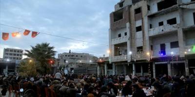 İdlib'de enkaz haline gelen Maarratünnuman'da toplu iftar programı