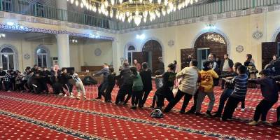 Hatay'da teravih namazı sonrası çocuklar için camide etkinlik düzenlendi