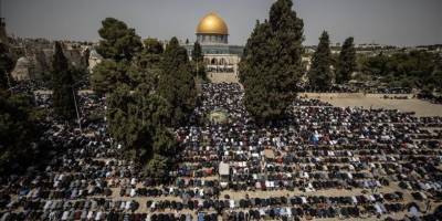 Siyonistlerin kısıtlamalarına rağmen ramazanın ilk cumasında Mescid-i Aksa'da 90 bin Müslüman saf tuttu