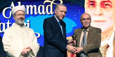 Türkiye Diyanet Vakfı Suriyeli pilot Rahhid El Tatari'ye iyilik ödülü verdi