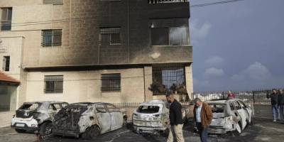 Siyonistler Nablus'ta Filistinlilere ait 6 ev ile bir aracı kundakladı