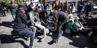 Siyonist polis Netanyahu'yu protesto eden 12 Yahudiyi gözaltına aldı