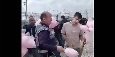 Bakan Yerlikaya, pamuk şekeri satan engelli gence yardım eden polisleri tebrik etti