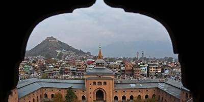 Keşmir'deki Jamia Mescidi, Kadir Gecesi'nde ibadete kapatıldı