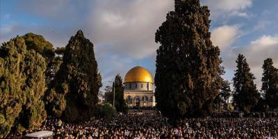 Mescid-i Aksa'da bayram namazını 120 bin kişi kıldı