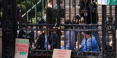 New York'ta öğrenciler, Filistinli Halil'e destek için kendilerini üniversite kapısına zincirledi