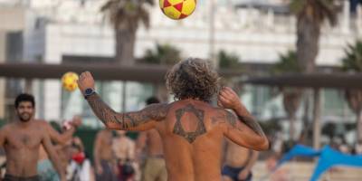 Soykırım sürerken, Gazze'den bir saat uzaklıkta İsrailliler kahvelerini yudumluyorlar