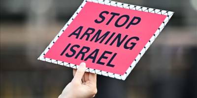 ABD'nin İsrail'e silah satışını protesto için Londra'daki büyükelçilik havuzuna kırmızı boya atıldı  