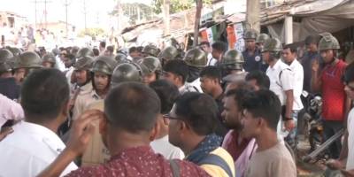 Hindistan polisi Müslüman göstericilerin üzerine ateş açtı