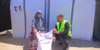 Bilgi ve Erdem Vakfı Gazze'de un dağıttı