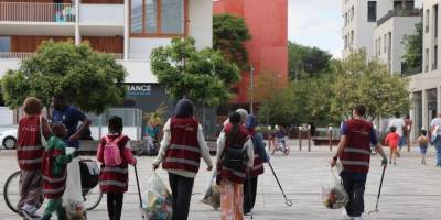 Fransa'nın 19 şehrinde çevreye duyarlı Müslümanlar çöp toplayarak temizliğe dikkat çekti