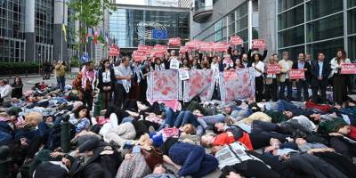 AP önünde yere uzanan aktivistler, İsrail'in Gazze'deki soykırımını protesto etti