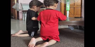 Gazzeli ikizler Muhammed ve Adem yürümek istiyor