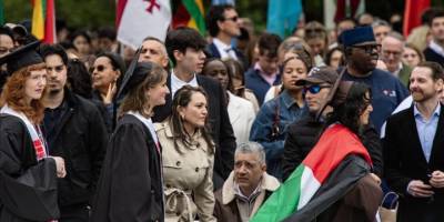 ABD'de Brown Üniversitesindeki mezuniyet töreninde öğrenciler Filistin bayrakları taşıdı