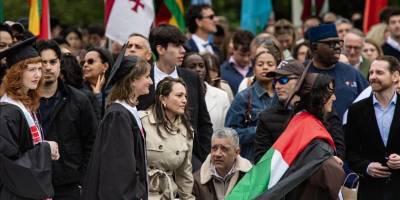 ABD'de Brown Üniversitesindeki mezuniyet töreninde öğrenciler Filistin bayrakları taşıdı