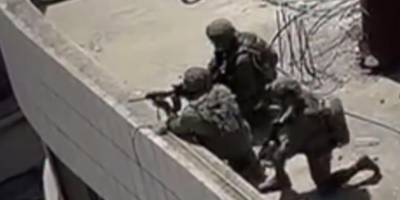 Katil İsrailli askerin, Filistinli bir genci katlettiği anların görüntüsü ortaya çıktı