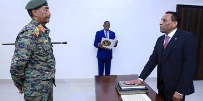 Sudan Başbakanı Kamil İdris hükümeti feshetti