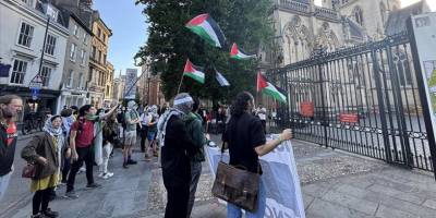 Cambridge öğrencileri, soykırımcı İsrail'le ilişkilerin kesilmesi talebiyle çadırlar kurarak eylem başlattı
