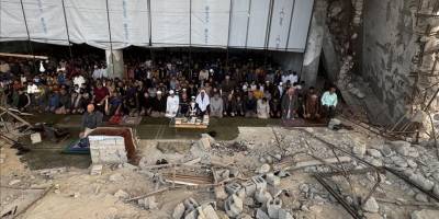 Gazzeliler bayram namazını yıkılan camilerin enkazında kıldı