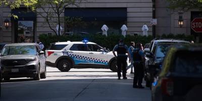 Chicago kentinde bir sürücü arabasını göçmenleri destekleyen eylemcilerin üzerine sürdü