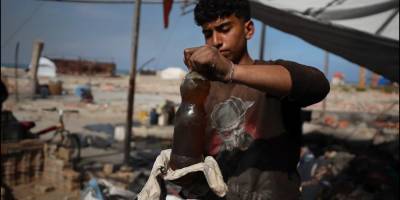 İsrail kuşatması altındaki Gazze sakinleri plastik atıkları yakıta dönüştürüyor
