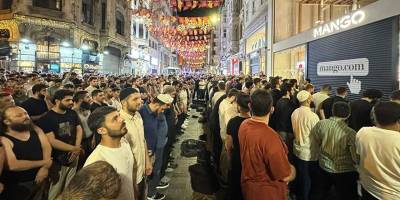 Binlerce Müslüman Leman dergisinin önünde toplanarak yatsı namazı kıldı